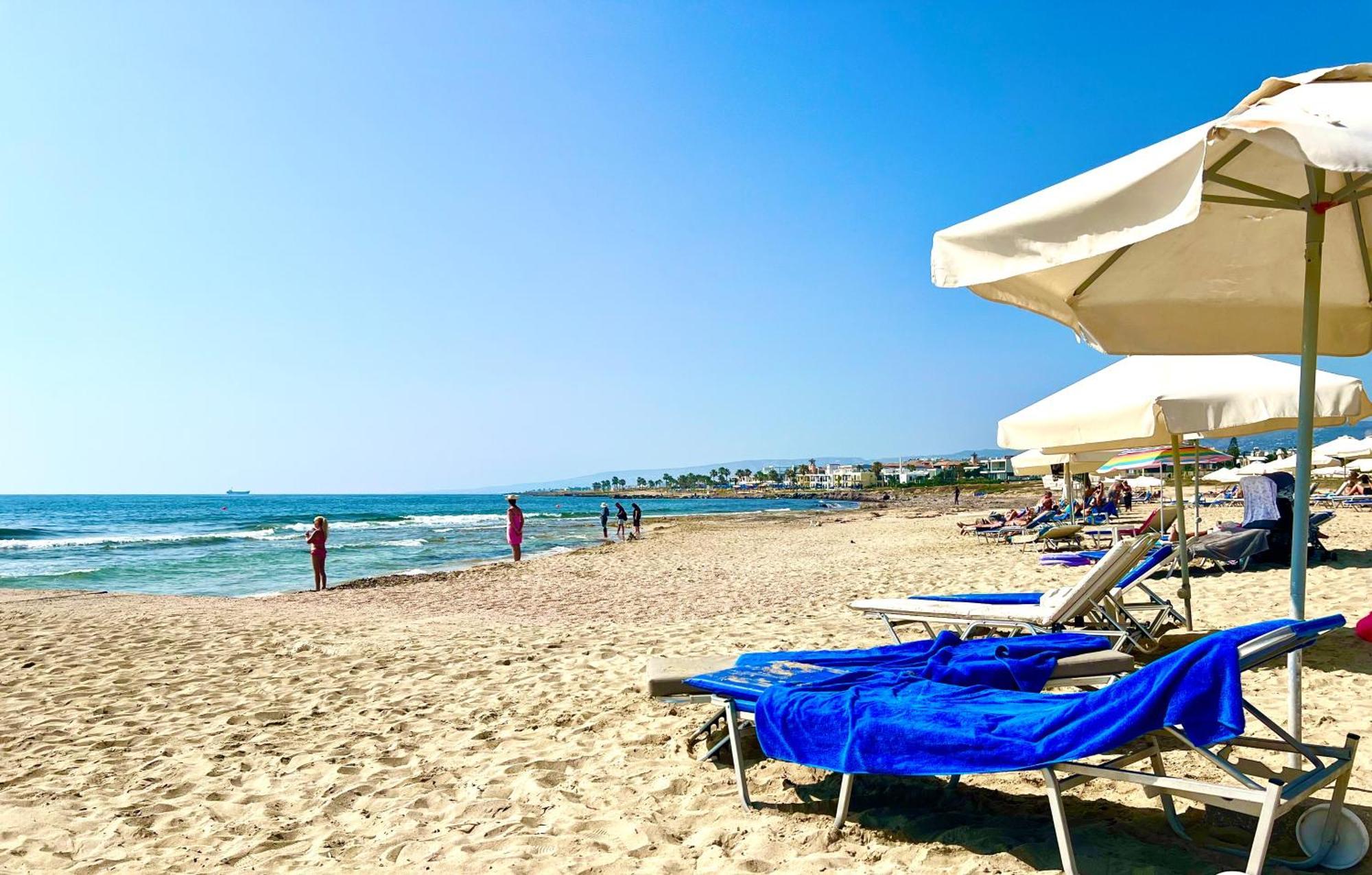 Apartment Seaside Escape - Charming Sunlit 2br Flat