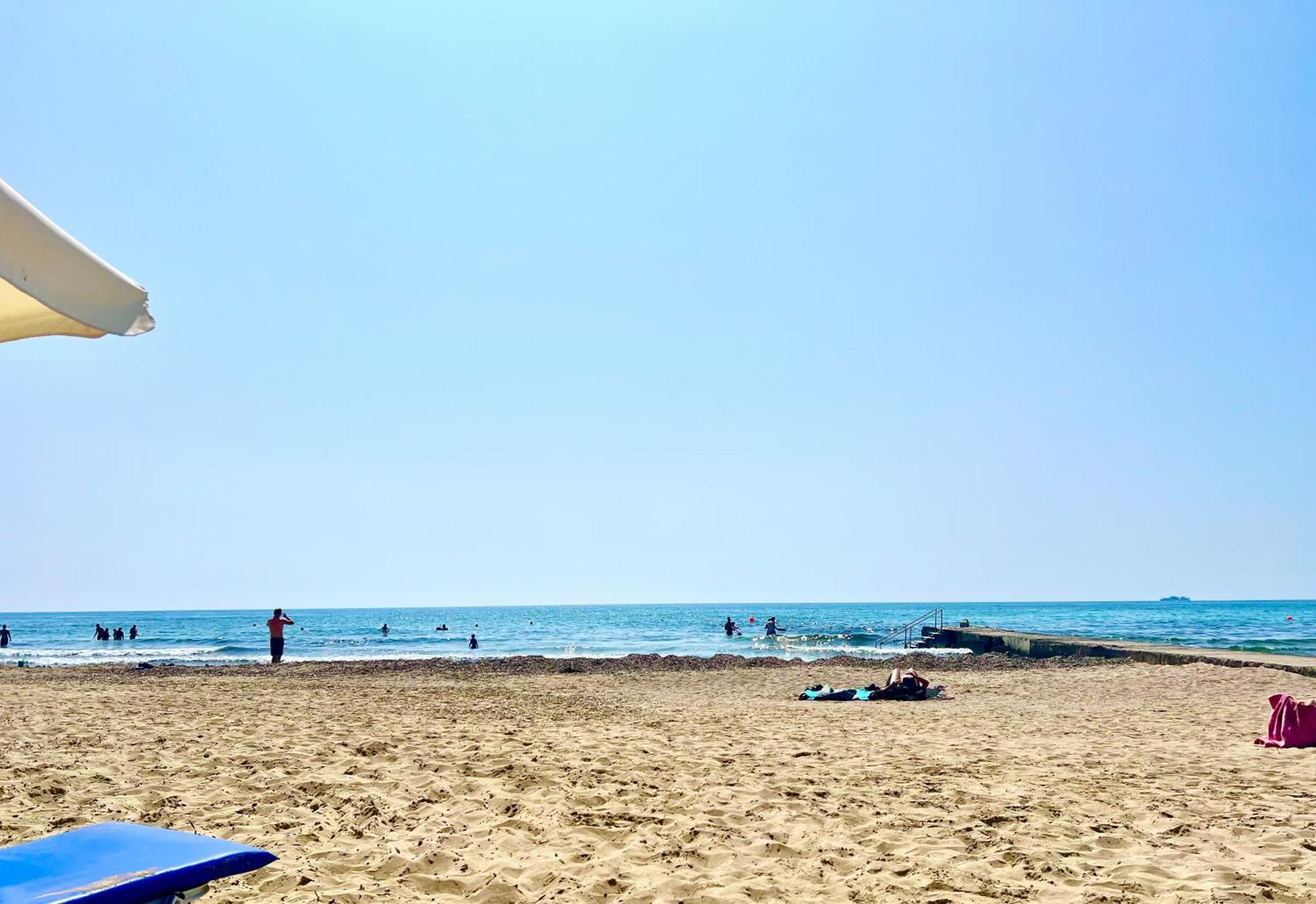 Apartment Seaside Escape - Charming Sunlit 2br Flat